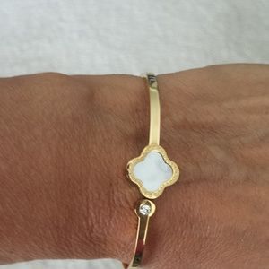 Gold Bracelet with Mother of Pearl clover